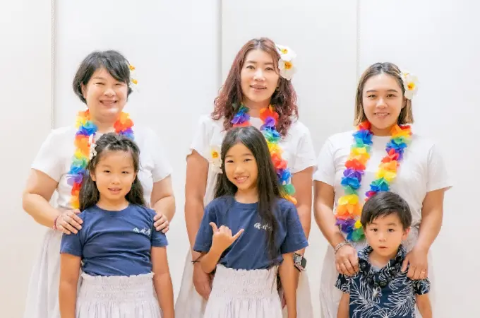 親子フラのレッスンに参加した3組の親子の集合写真